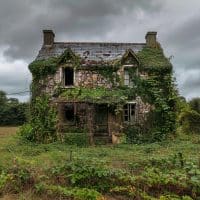 Maison abandonnée à donner : les pièges à éviter absolument
