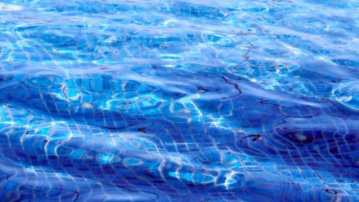 Quels équipements pour bien entretenir sa piscine pendant la saison estivale ?