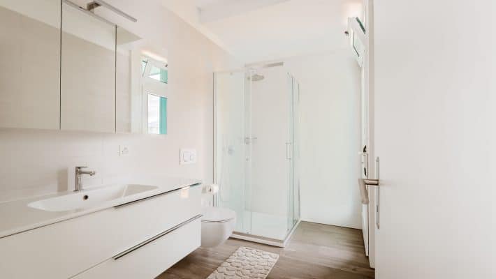Sécuriser la salle de bain d&rsquo;un senior : le guide complet, poste par poste