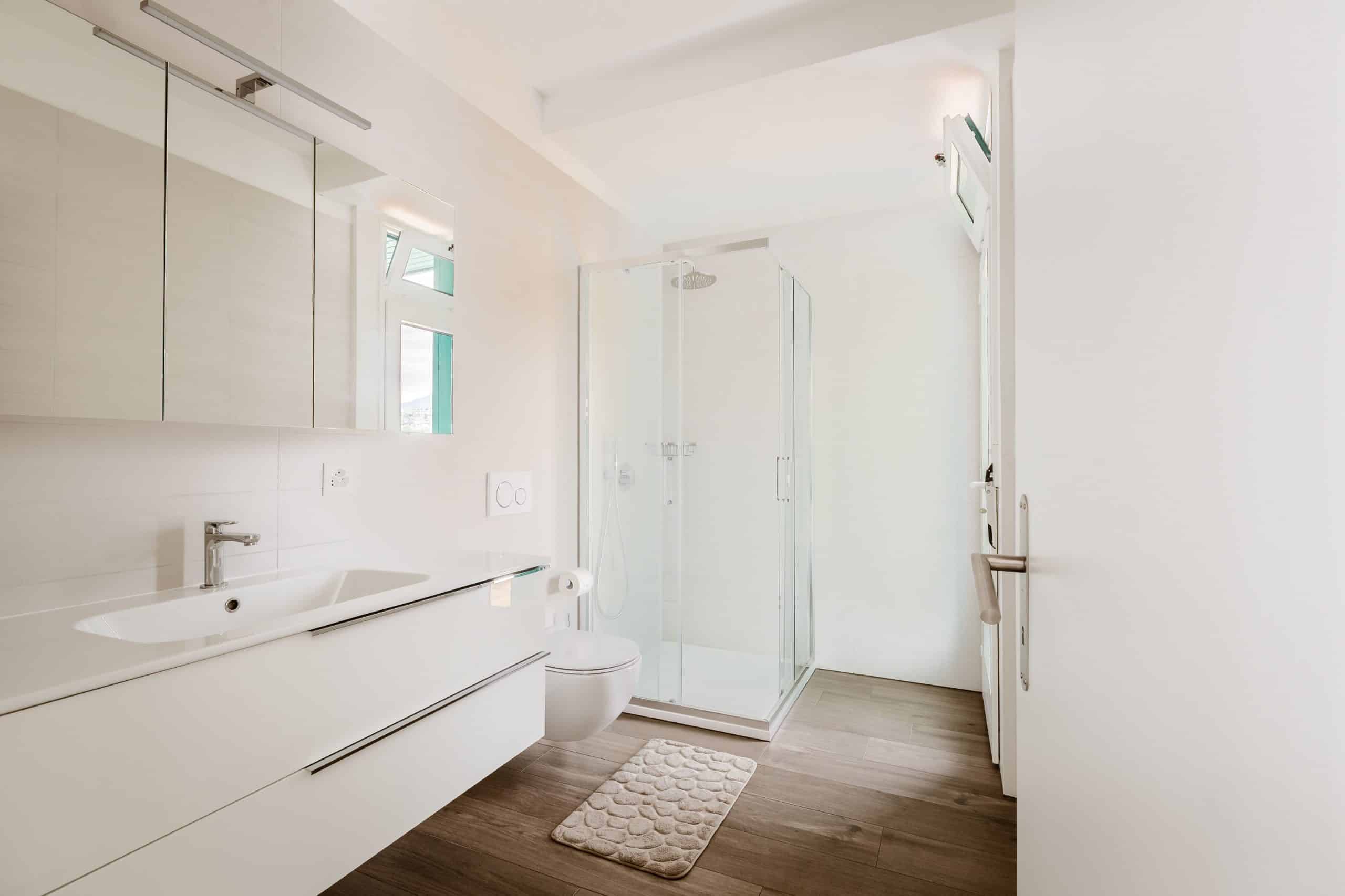 Sécuriser la salle de bain d'un senior : le guide complet, poste par poste