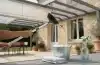 Comment nettoyer une pergola : lames, toit, toile, polycarbonate