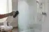 Nettoyer le calcaire sur une vitre de douche, même incrusté