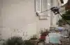 Nettoyer un enduit gratté sans abîmer la façade