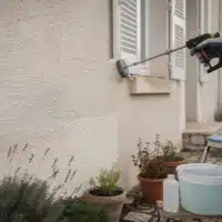 Nettoyer un enduit gratté sans abîmer la façade