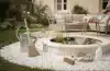Nettoyer le jardin : outils, mobilier, cailloux blancs et bassin