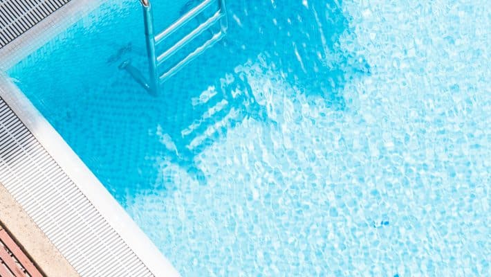 Comment reconnaître les premiers signes d’une fuite dans une piscine ?