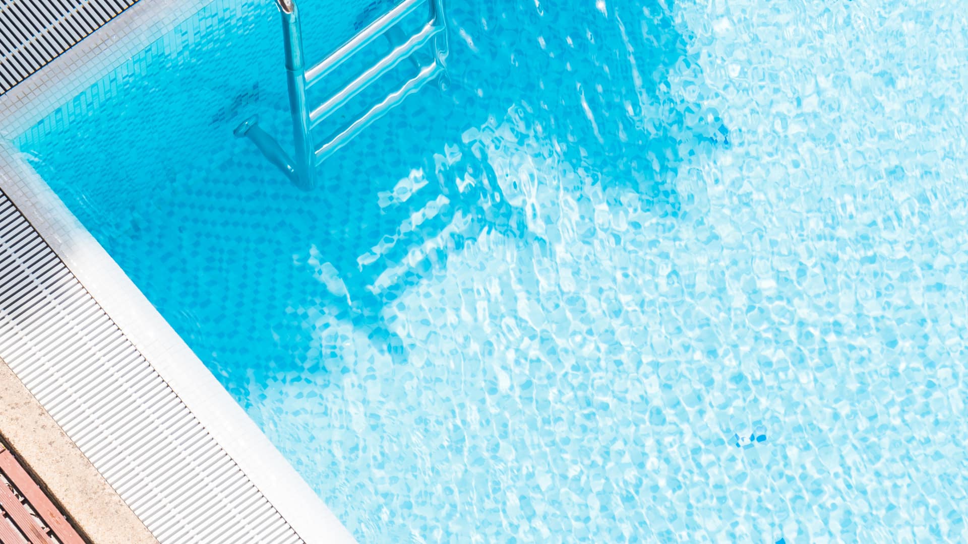 Comment reconnaître les premiers signes d’une fuite dans une piscine ?